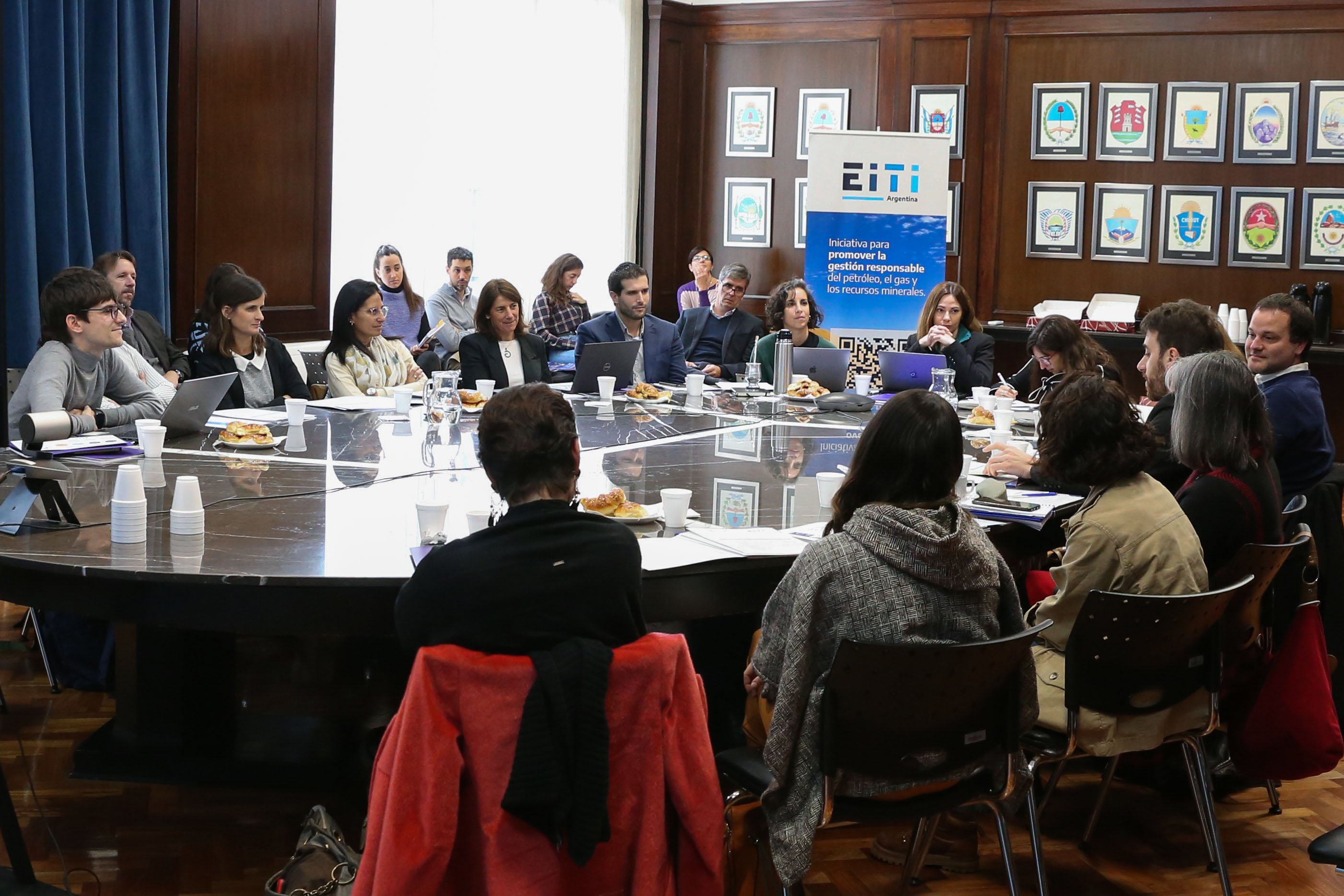 Primera reunión del proceso de consulta. Participantes conversando sobre los lineamientos generales de las propuestas de divulgación de los beneficiarios reales.