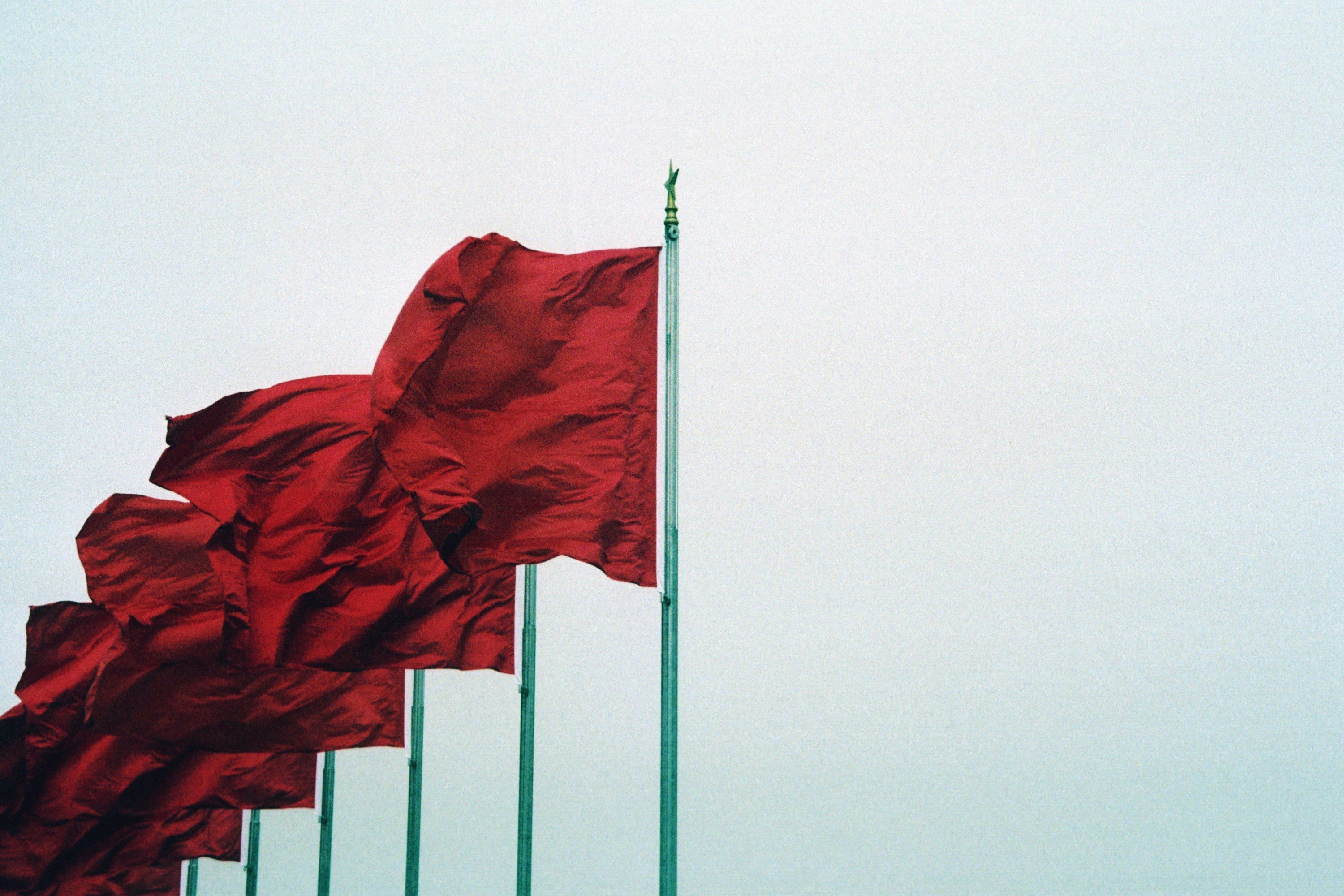 Red flags - Photo by Zachary Keimig on Unsplash